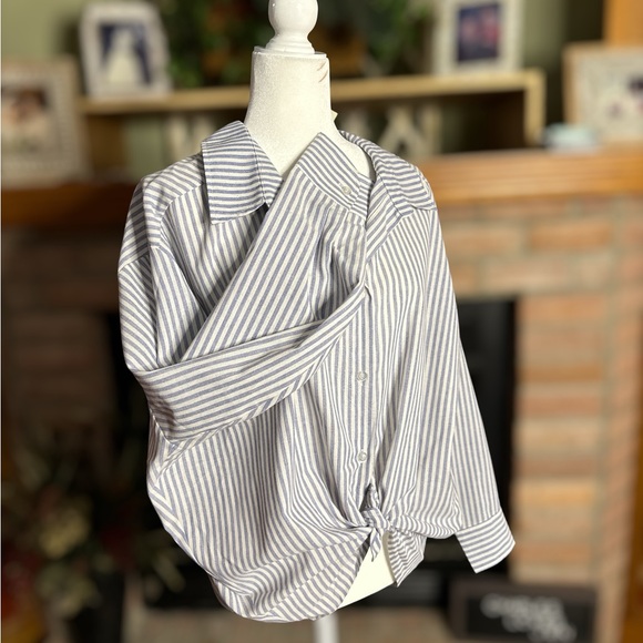 NWT She&Sky Oversized button-up shirt. Size small - Picture 2 of 5